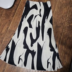 Abstract Accordion fold skirt sz M